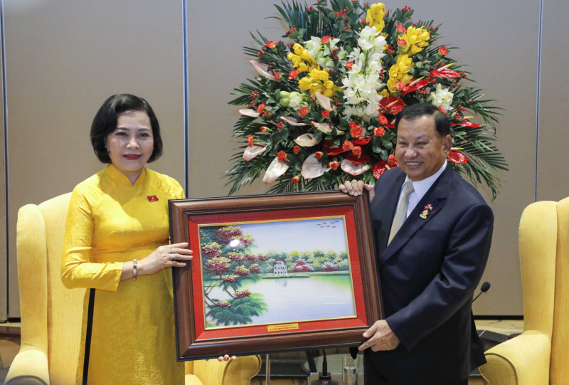 Trưởng ban Công tác đại biểu Nguyễn Thị Thanh tặng quà lưu niệm cho Chủ tịch Thượng viện Vương quốc Campuchia Samdech Vibolsena Pheakdei Say Chhum